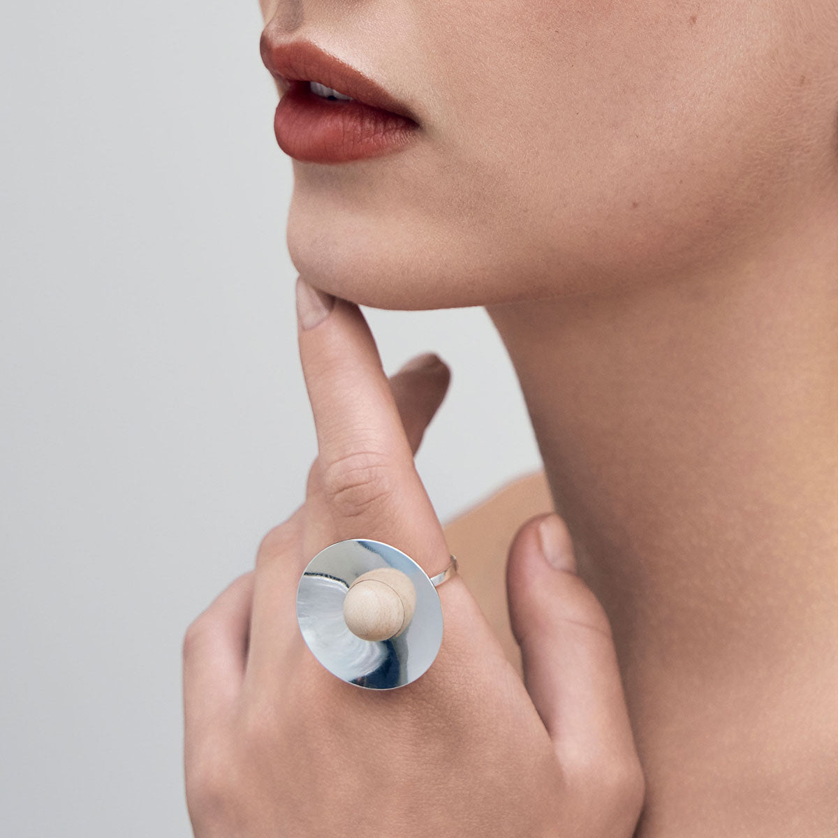 Ava-sormus, lakattu puu ja hopea