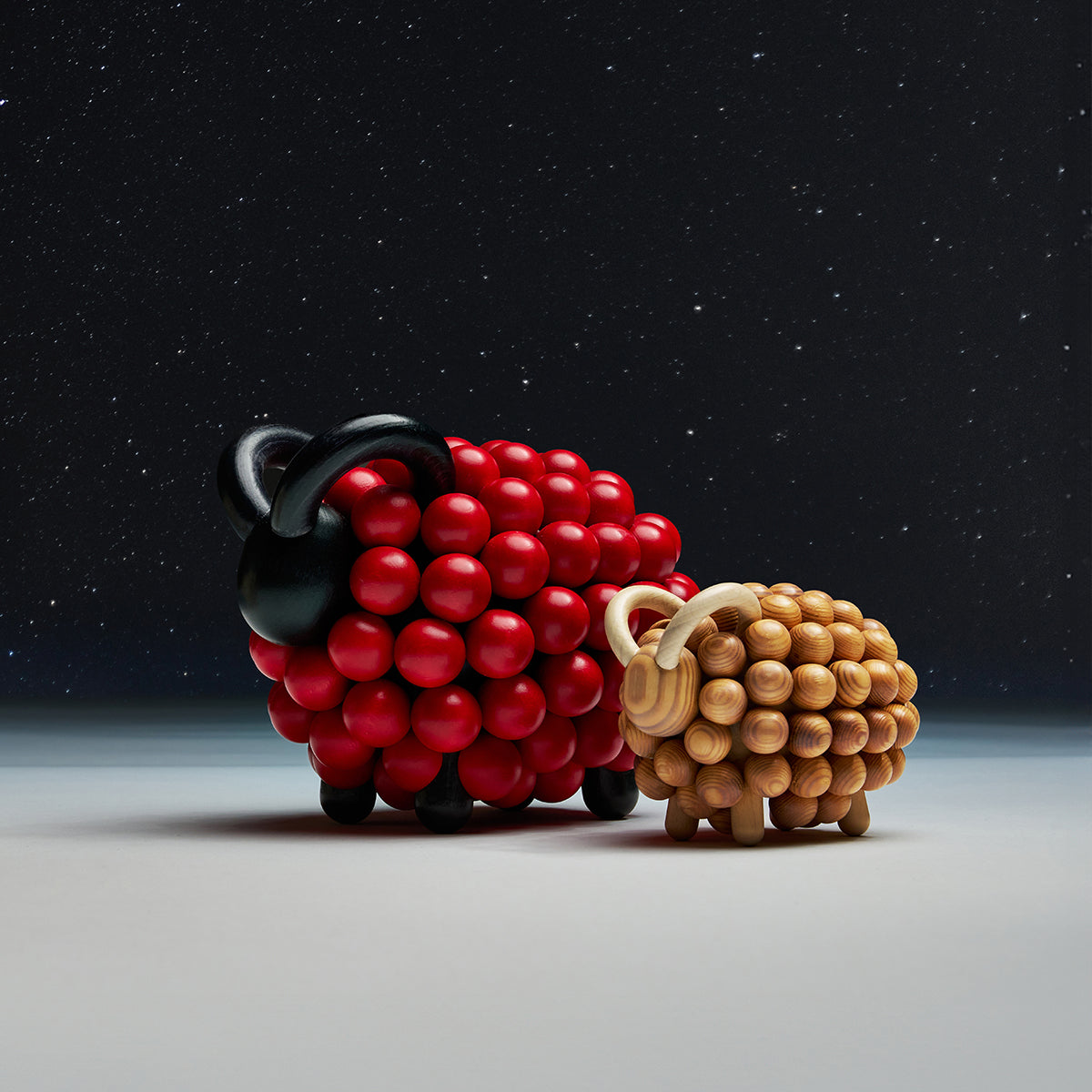 Pikkupässi-veistos, punainen