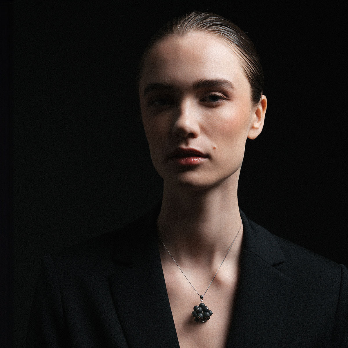 Herukka-kaulakoru, musta