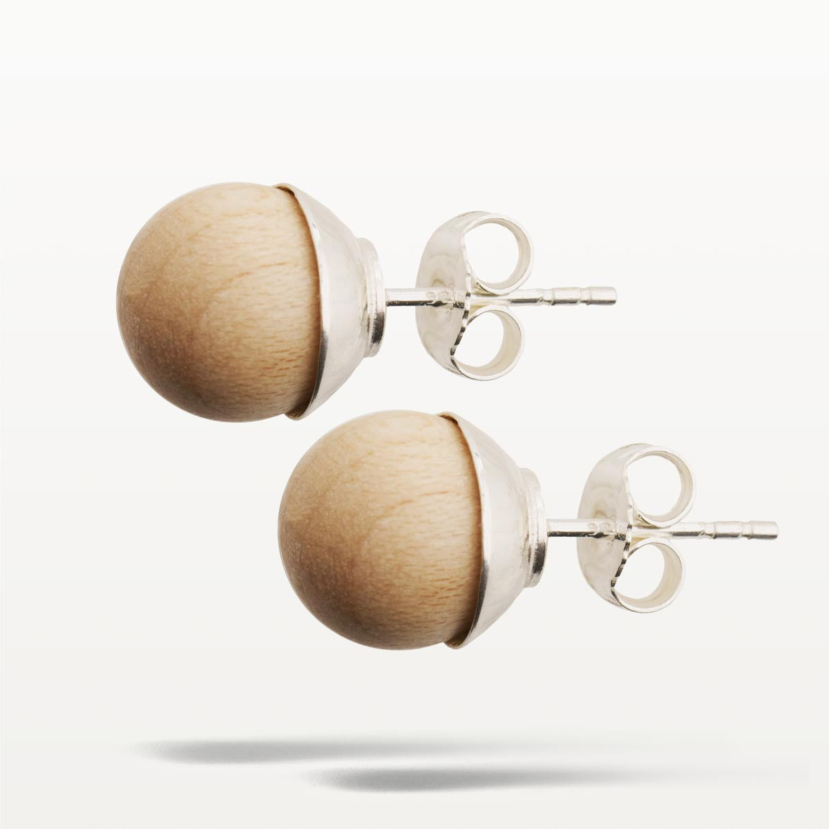 Alisa-korvakorut, lakattu puu