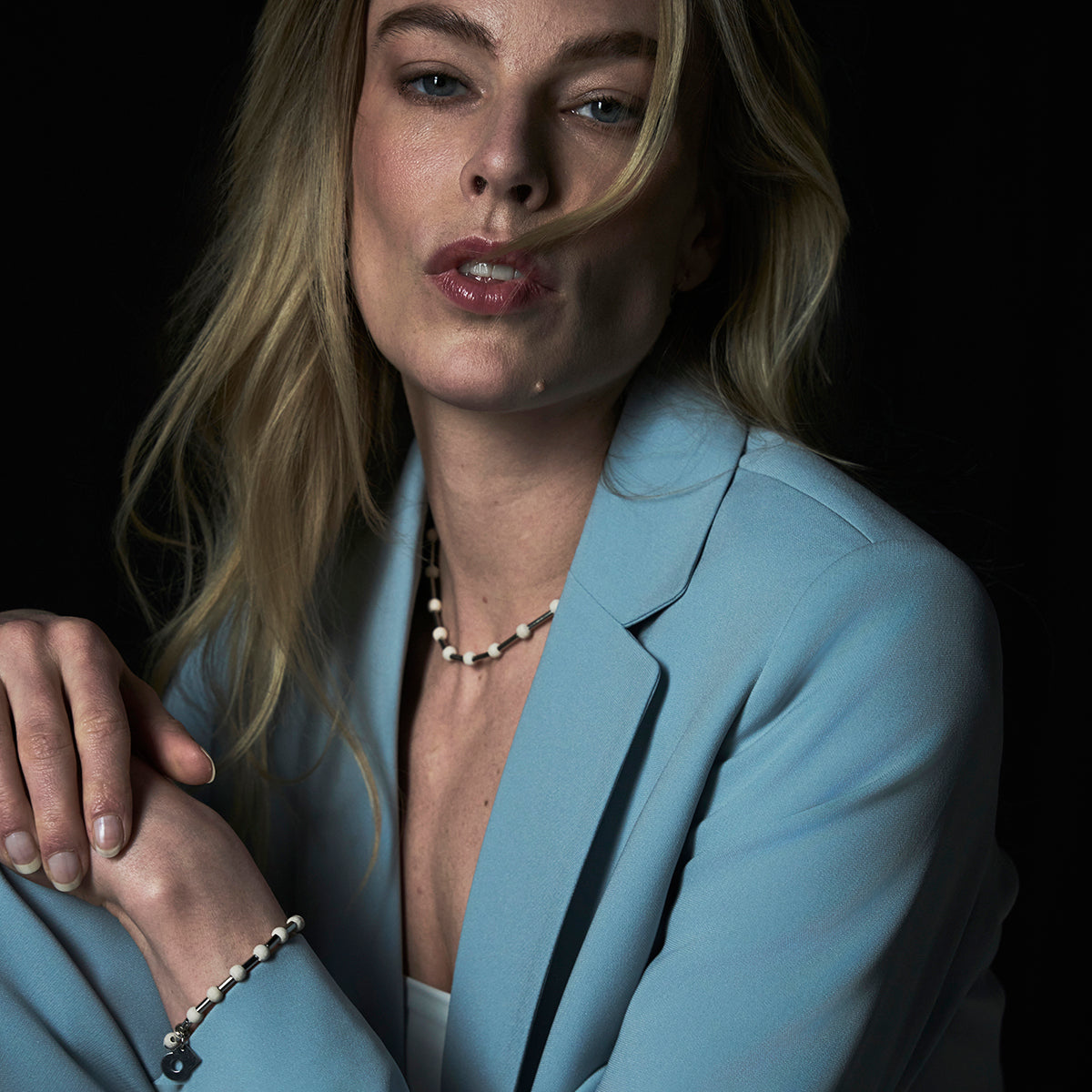 Mila-korvakorut, luonnonvalkoinen