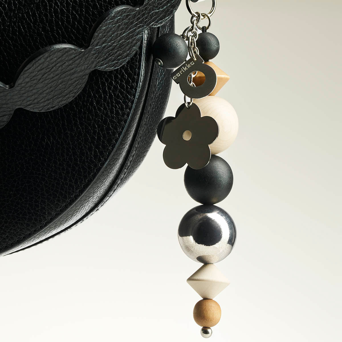 Lemmikki-laukkukoru, lakattu puu ja musta