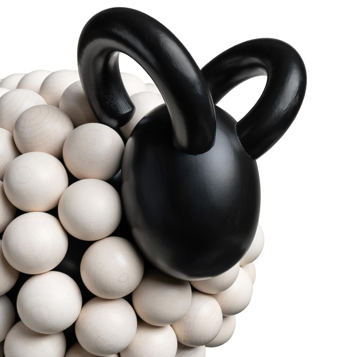 Pässi-veistos, valkoinen