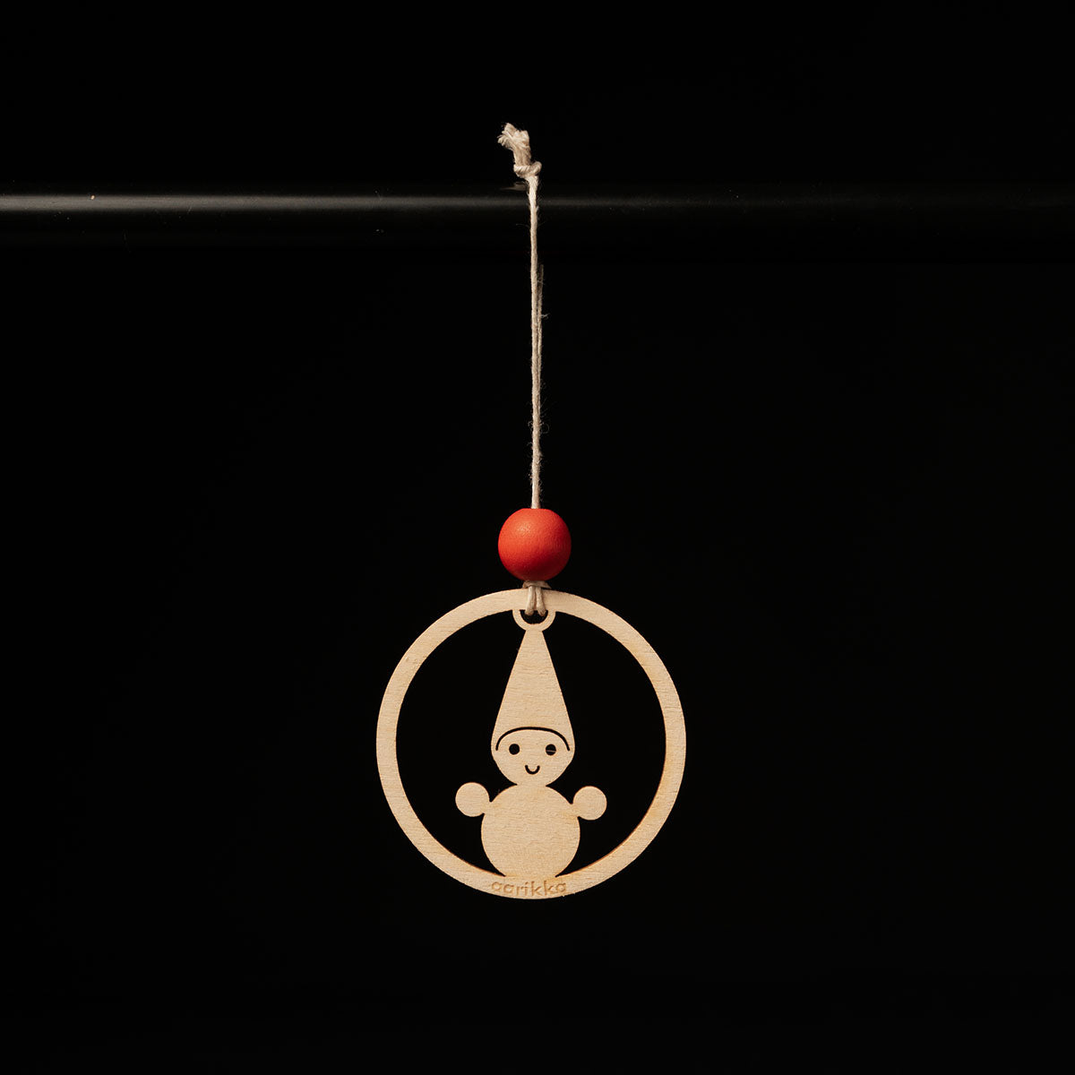 Tonttu-kuusenkoriste, lakattu puu