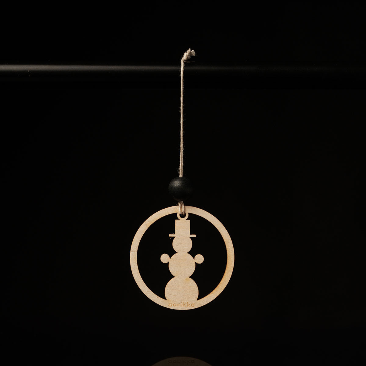 Lumiukko-kuusenkoriste, lakattu puu