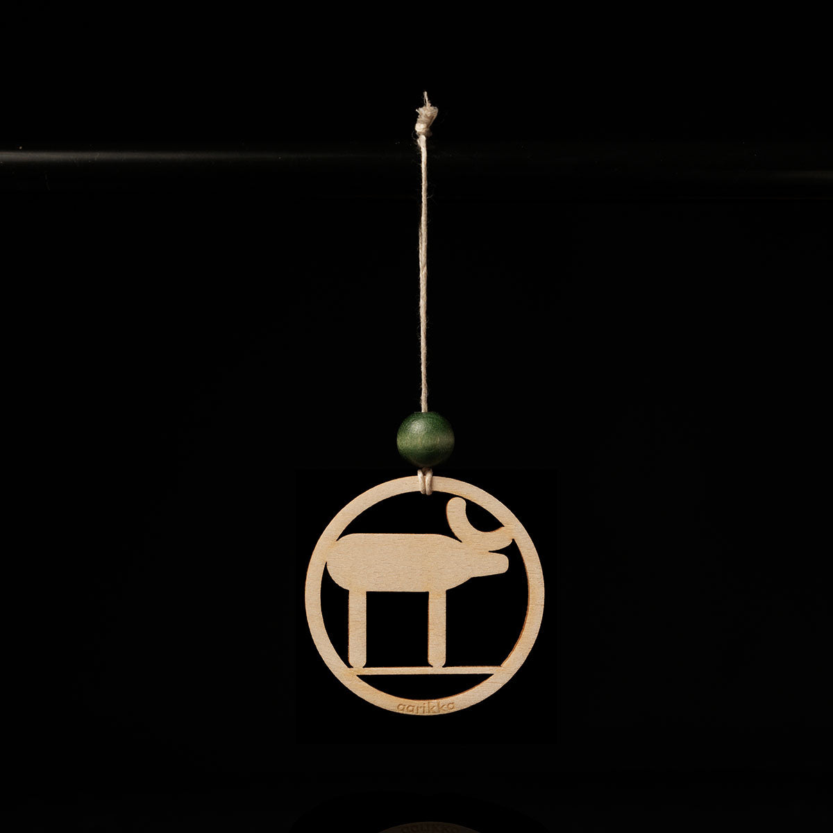 Poro-kuusenkoriste, lakattu puu