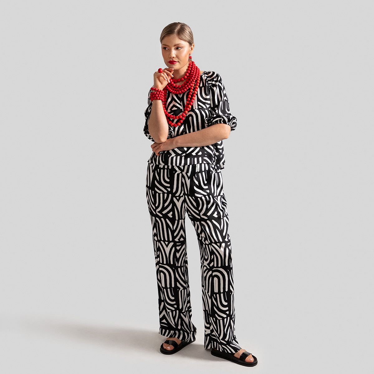 Tuike-housut, Kaari, mustavalkoinen