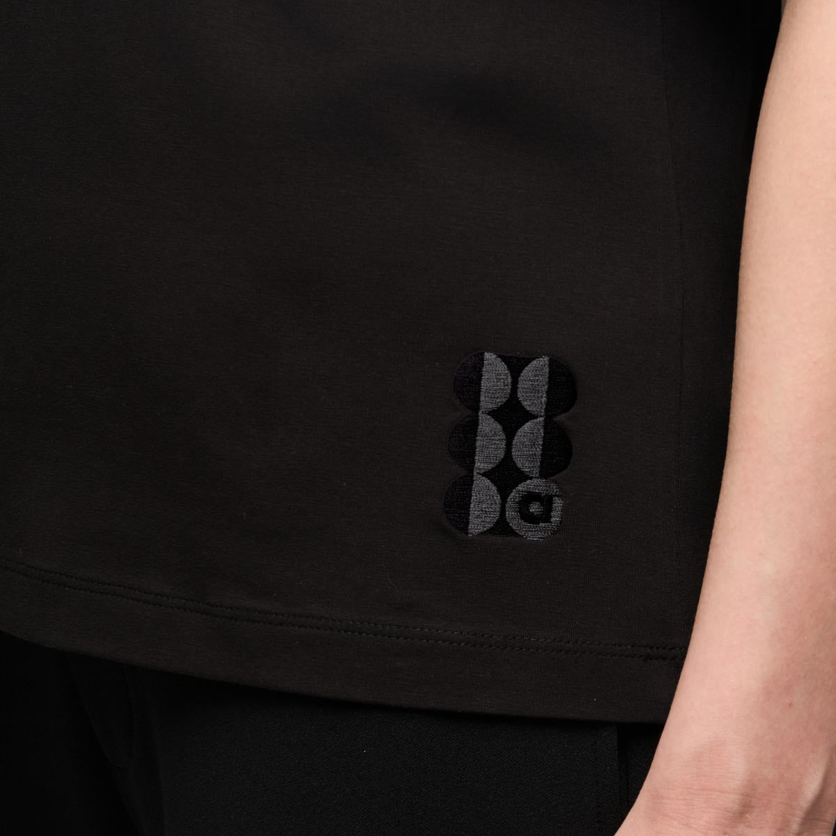 Ninnu-t-paita, musta