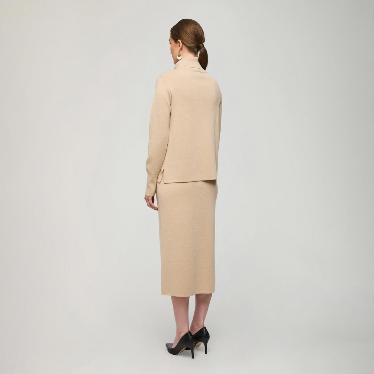 Nomi-pooloneule, 2025, beige