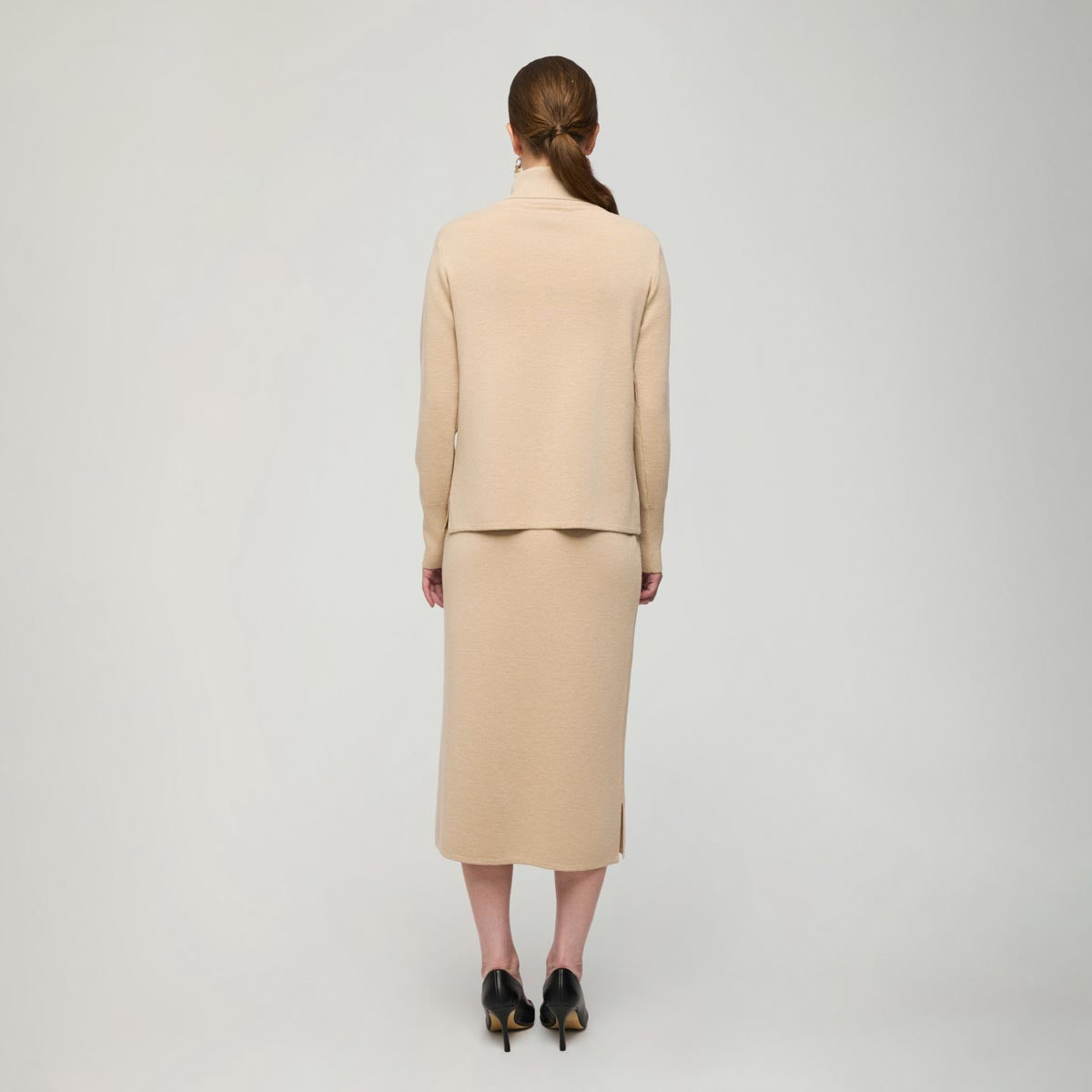 Nomi-pooloneule, 2025, beige