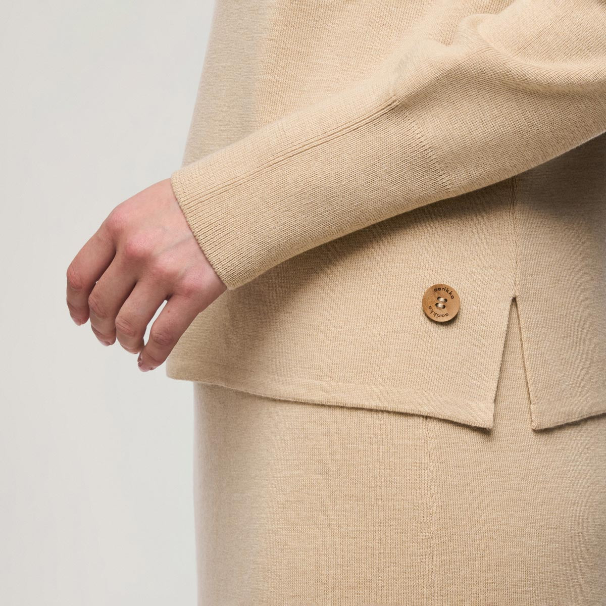 Nomi-pooloneule, 2025, beige