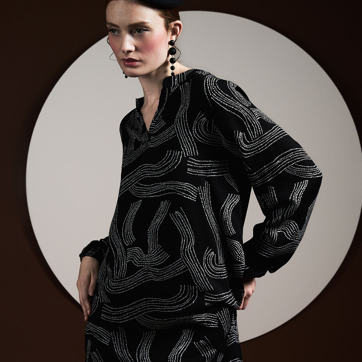 Nadja-mekko, Kaskadi, mustavalkoinen