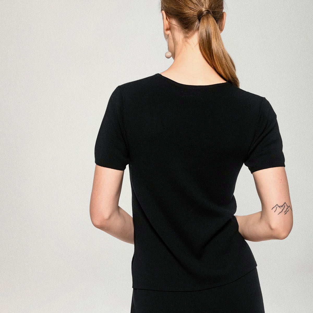 Elea-neulepaita, musta