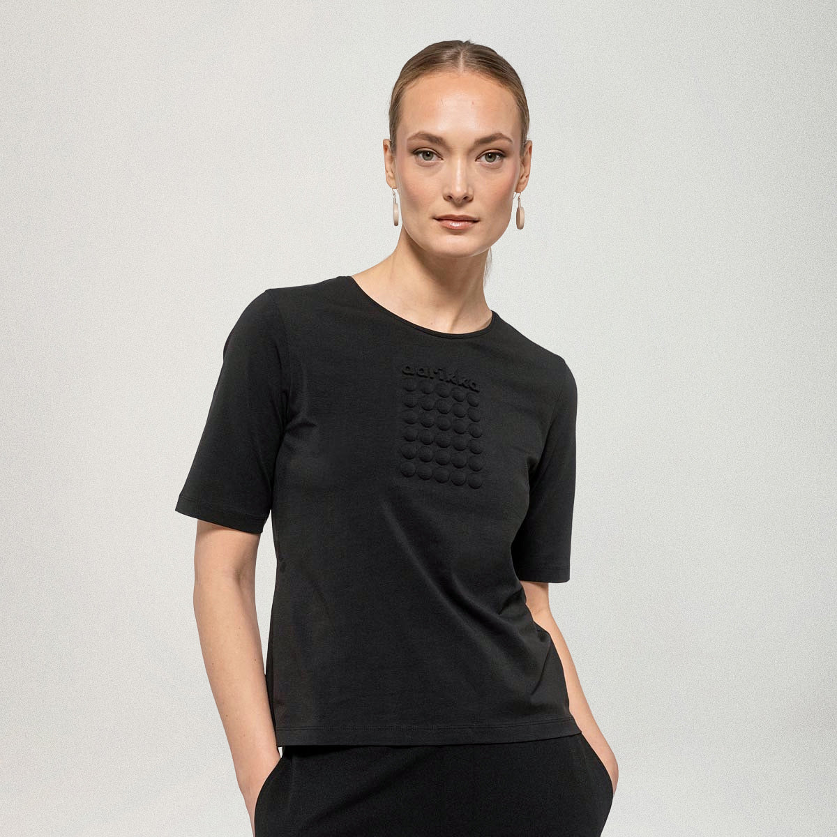 Kiki-t-paita, Pop, musta