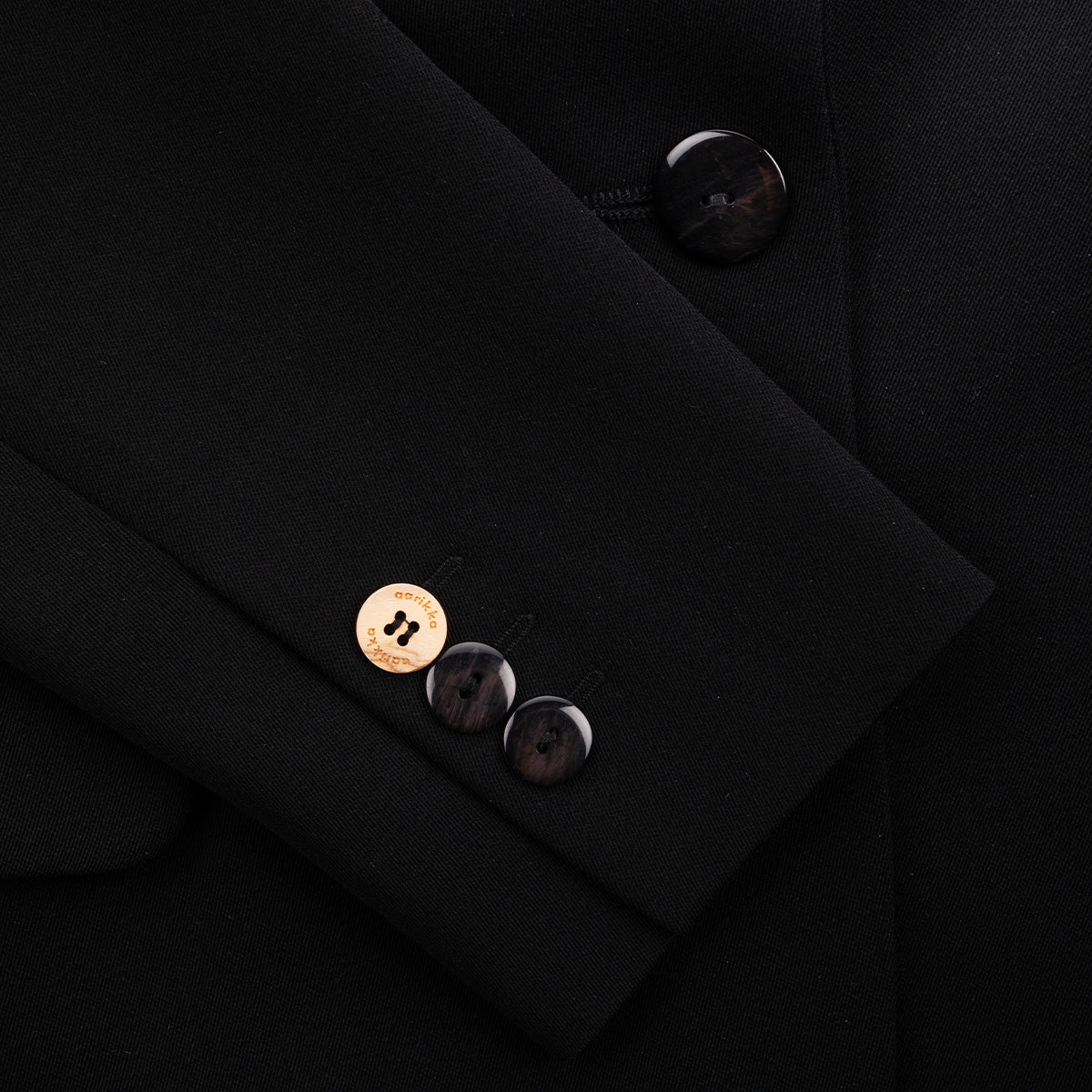 Sola-bleiseri, musta