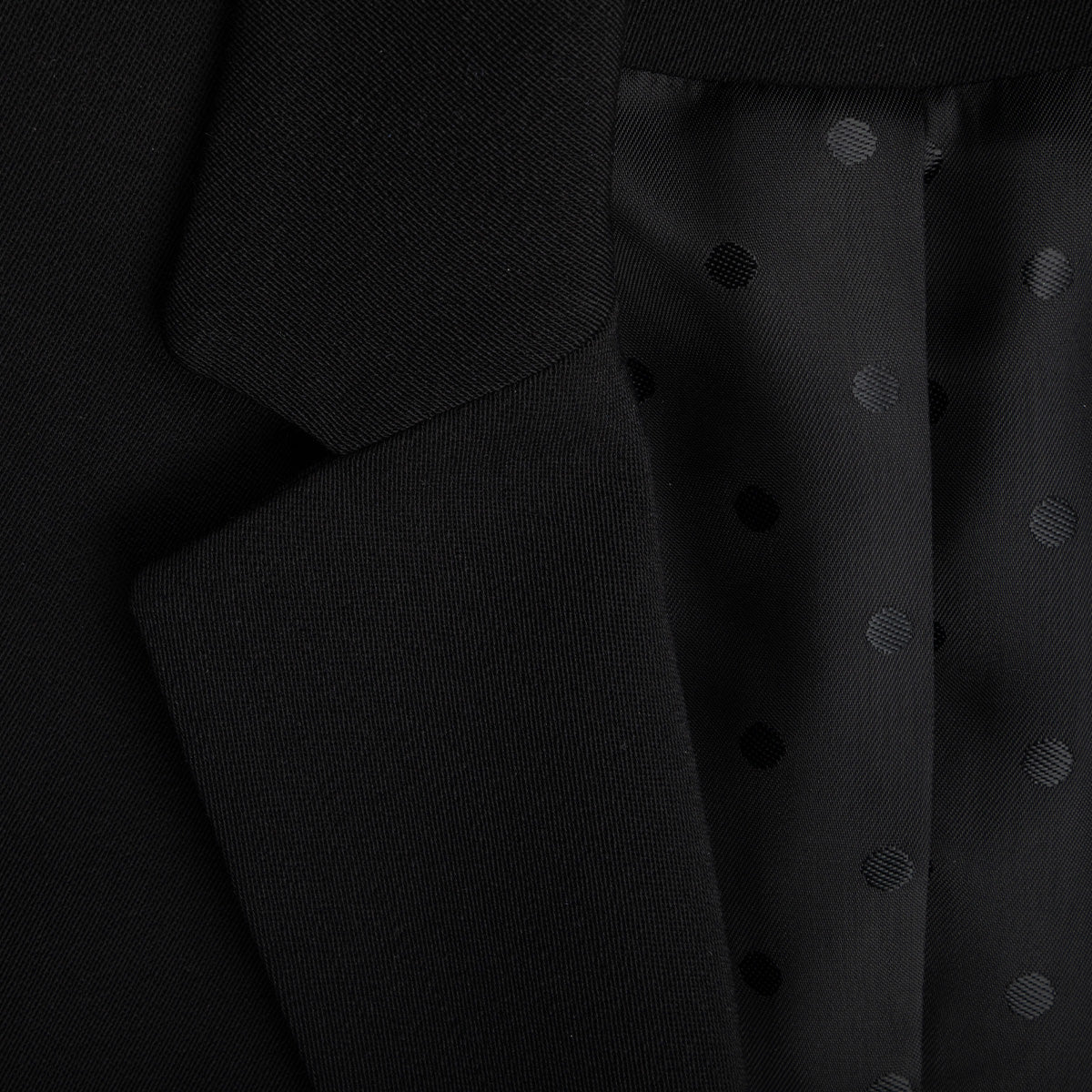 Sola-bleiseri, musta