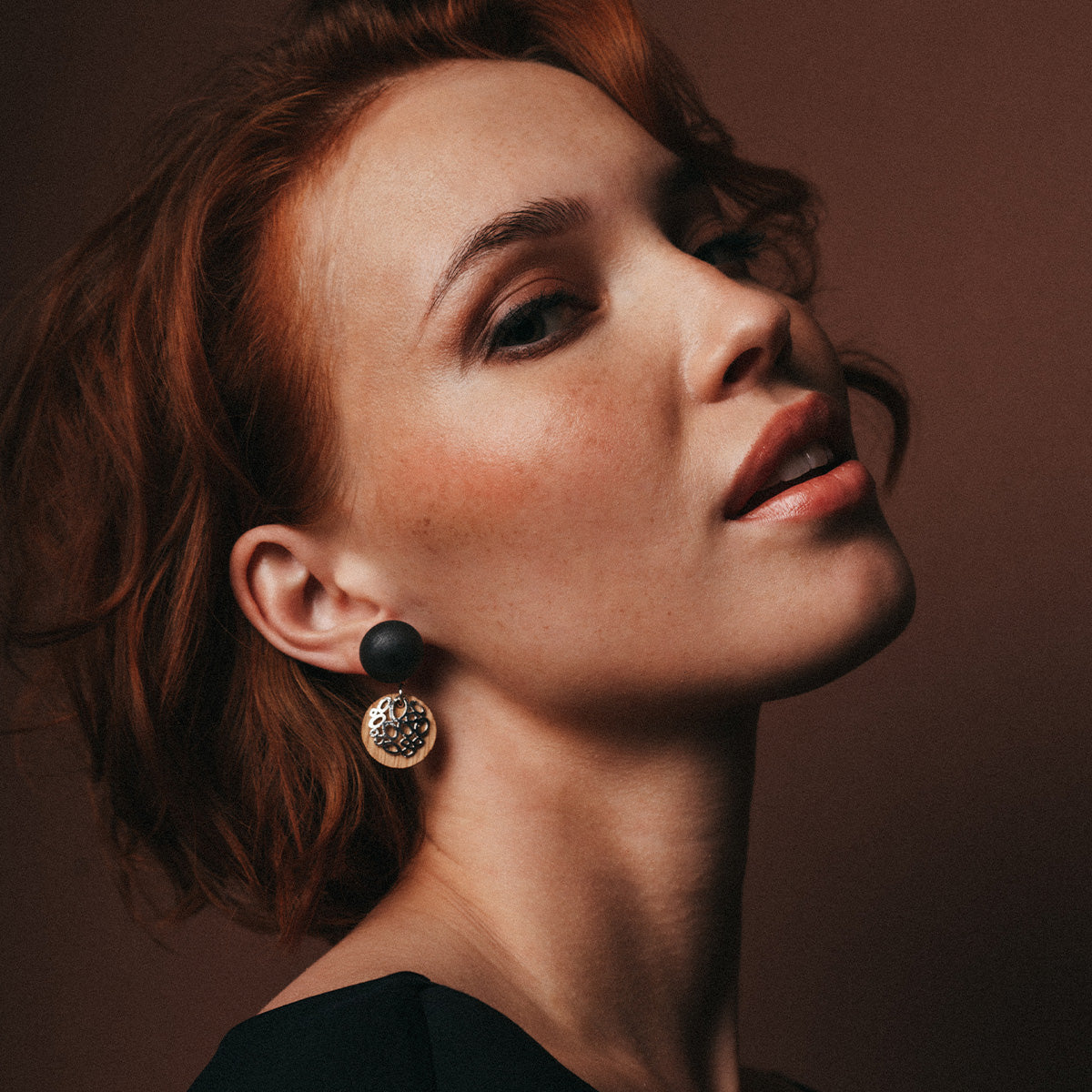 Cecilia-korvakorut, musta ja tammi