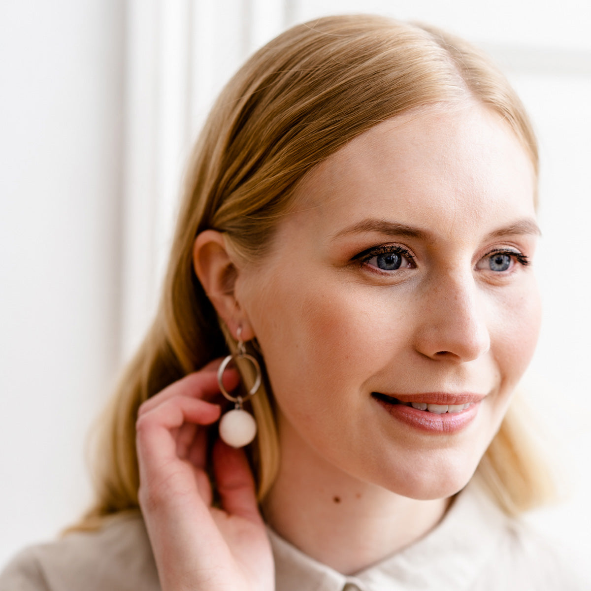 Hilma-korvakorut, luonnonvalkoinen