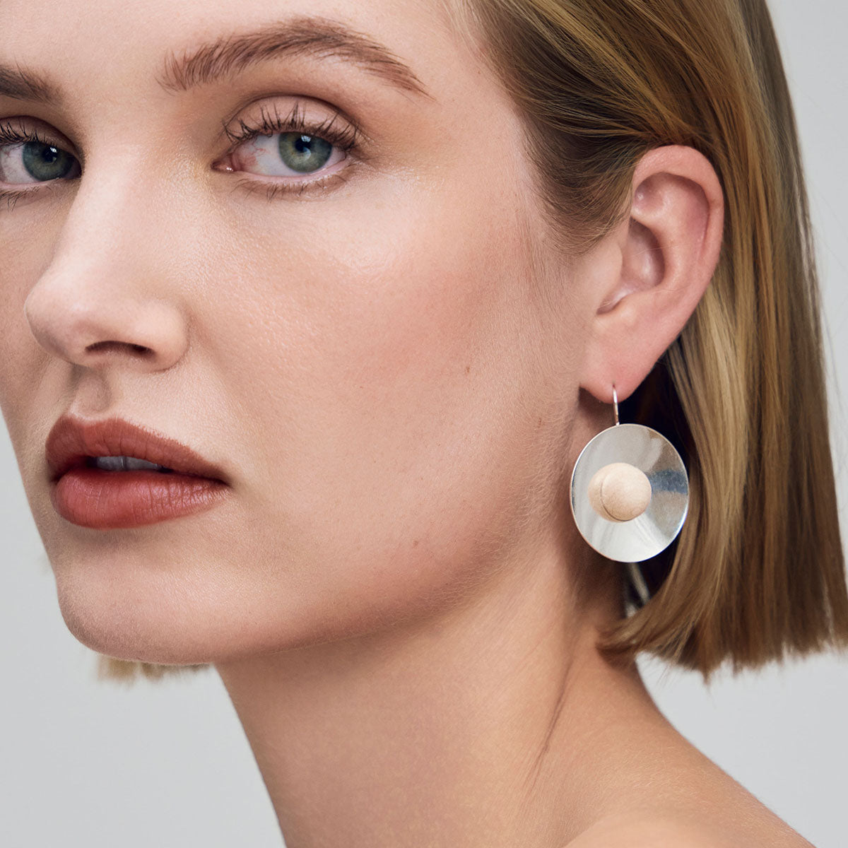 Ava-korvakorut, roikkuvat, lakattu puu ja hopea