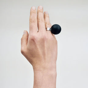 Luonto-sormus, musta