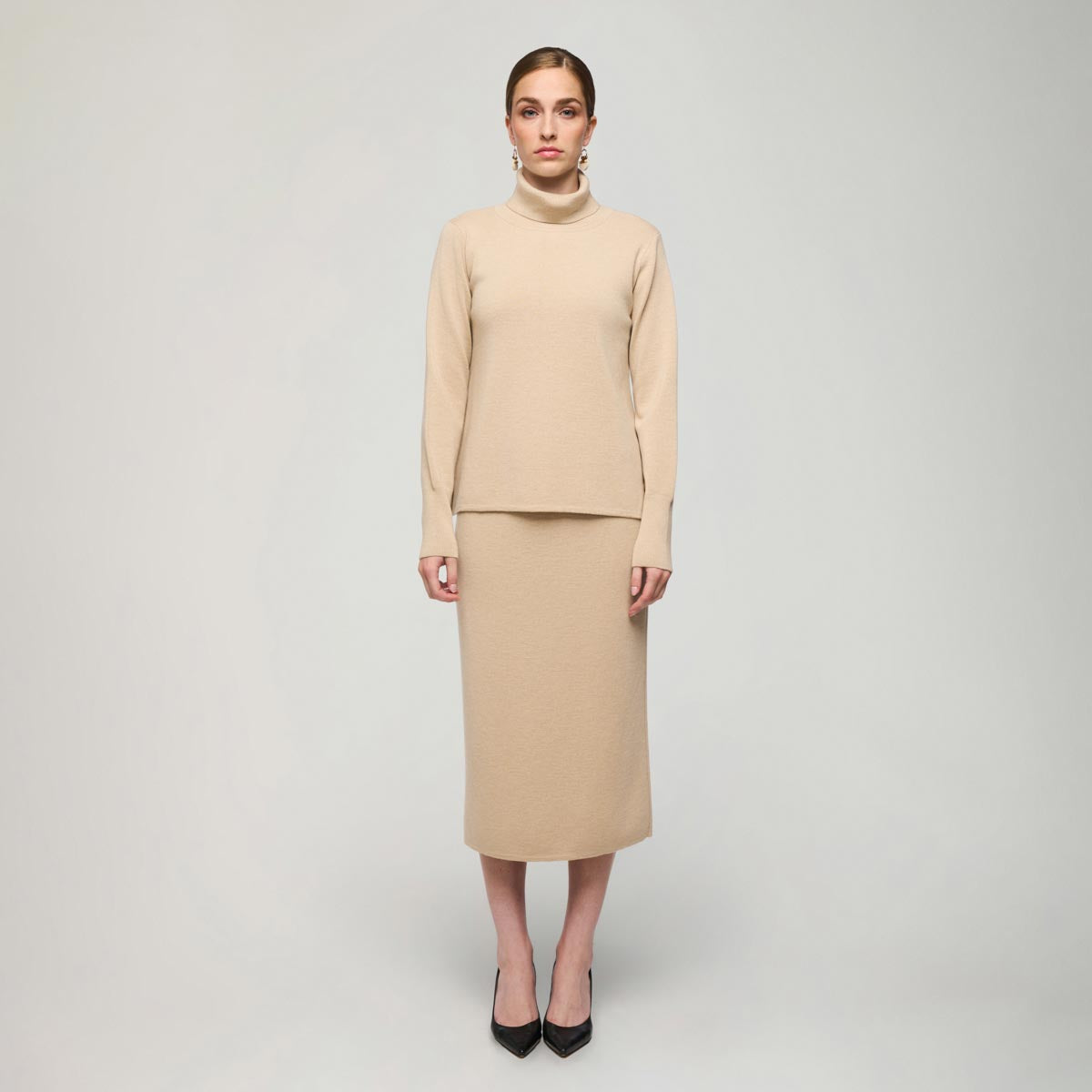 Nomi-pooloneule, 2025, beige