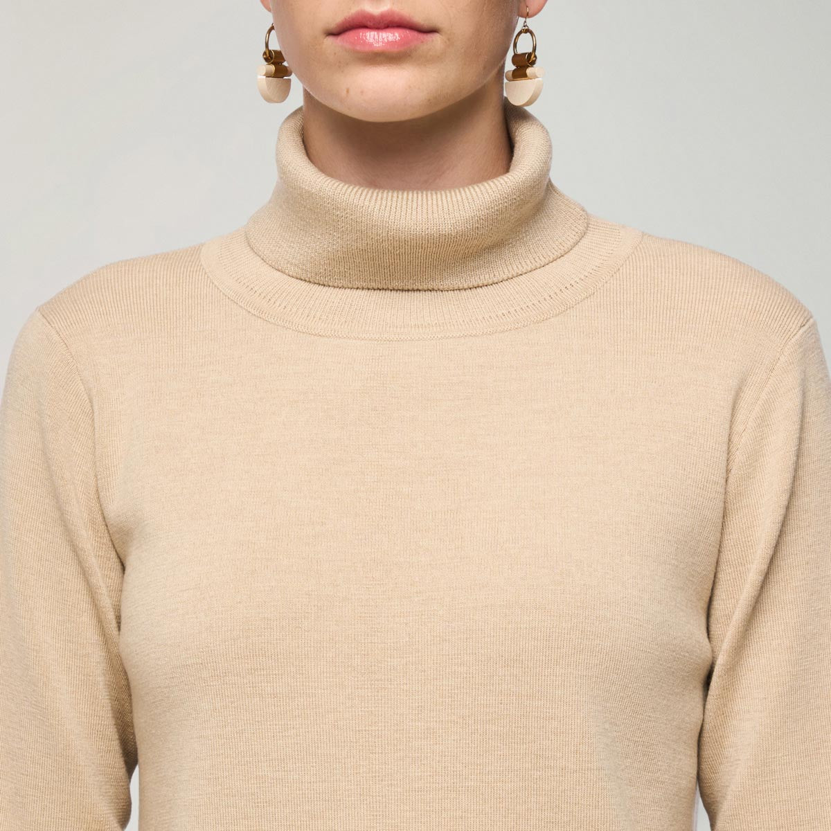 Nomi-pooloneule, 2025, beige