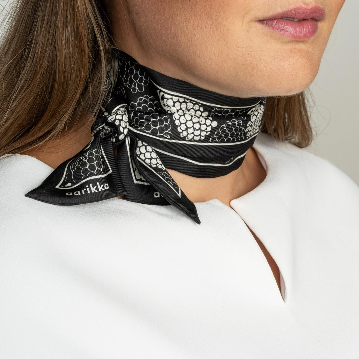 Mindi-silkkihuivi, Pässi, mustavalkoinen